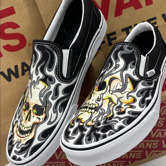 Vans WMNS Classic Slip-On
Flame Skull Black/True White
VN0009Q7BMX Sneakers - Picture 11 of 16